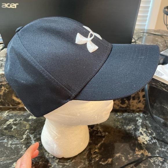 Under Armour Woman’s deep dark black adjustable cap sleek, rich sexy attractive - Picture 7 of 12